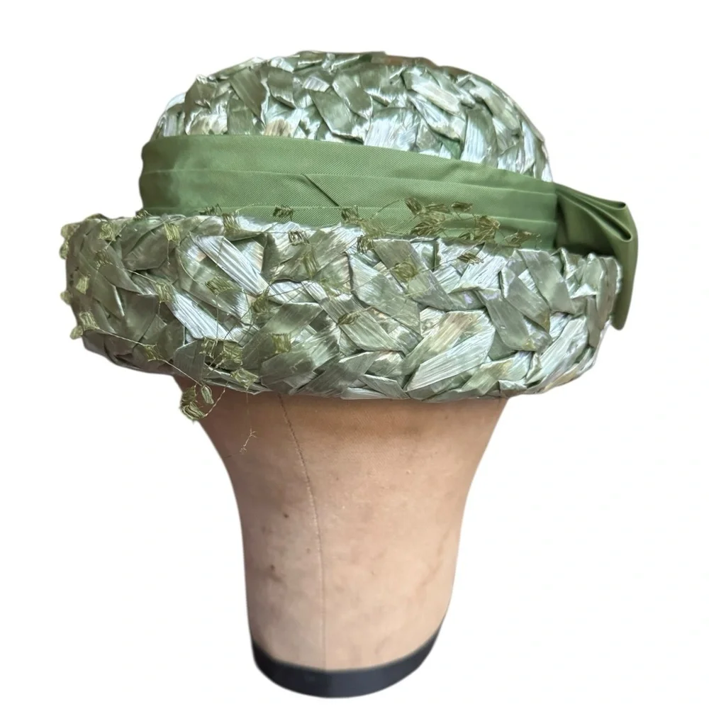 1950s Voquemont Pale Green Straw, w/Birdcage Veil & Olive Green Ribbon, Boater H